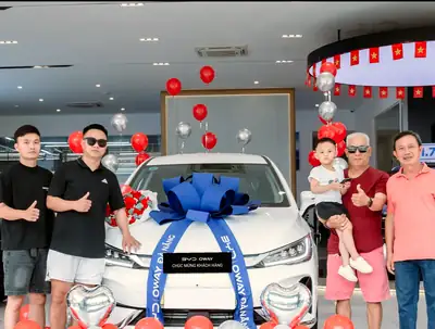 Khách hàng nhận xe BYD tại BYD OWAY Đà Nẵng