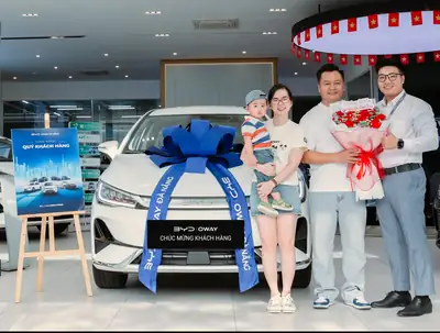 Khách hàng nhận xe BYD tại BYD OWAY Đà Nẵng