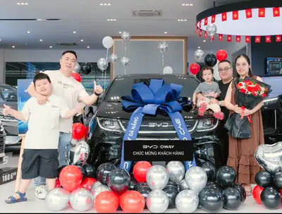 Khách hàng nhận xe BYD tại BYD OWAY Đà Nẵng