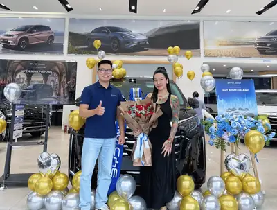 Khách hàng nhận xe BYD tại BYD OWAY Sài Gòn
