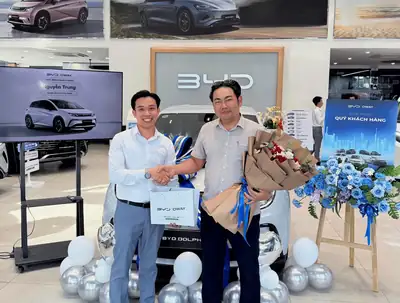 Khách hàng nhận xe BYD tại BYD OWAY Sài Gòn