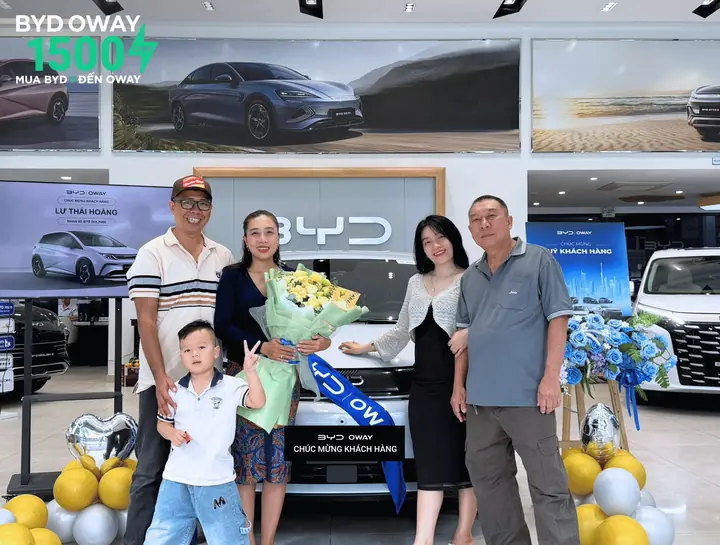 Gia đình khách hàng nhận xe tại BYD OWAY