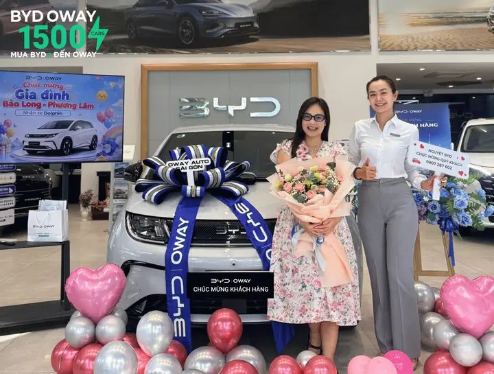 Khách hàng nhận xe BYD tại BYD OWAY