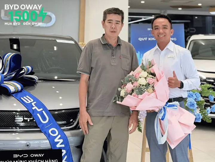 Khách hàng bên chiếc xe BYD mới