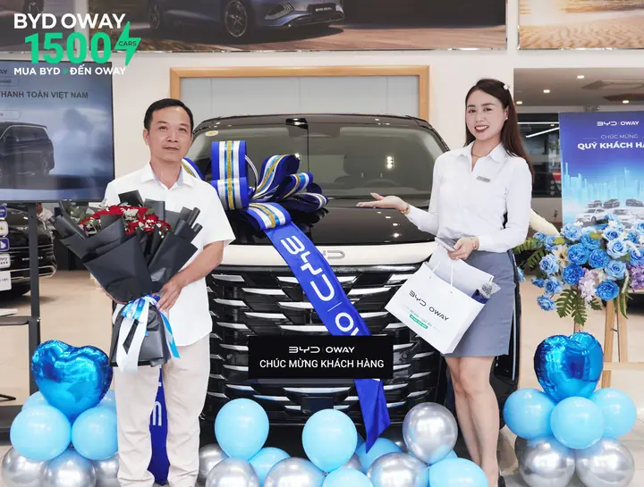 Tư vấn viên BYD OWAY bàn giao xe cho khách hàng